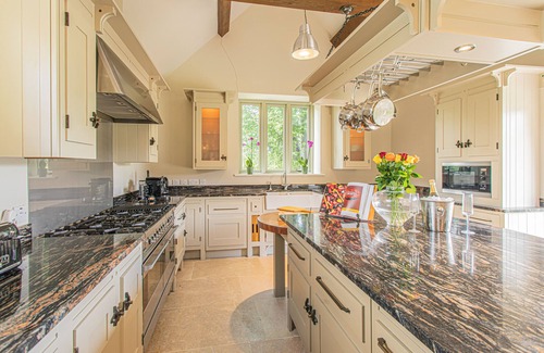 Chippenham House | Idyllic Cotswold Barn with Stunning Views, Designer-Chefs kitchen & Hot Tub Hire