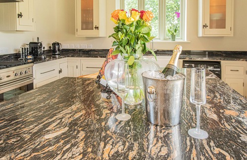 Chippenham House | Idyllic Cotswold Barn with Stunning Views, Designer-Chefs kitchen & Hot Tub Hire