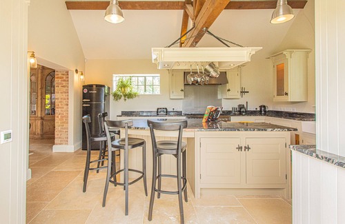 Chippenham House | Idyllic Cotswold Barn with Stunning Views, Designer-Chefs kitchen & Hot Tub Hire