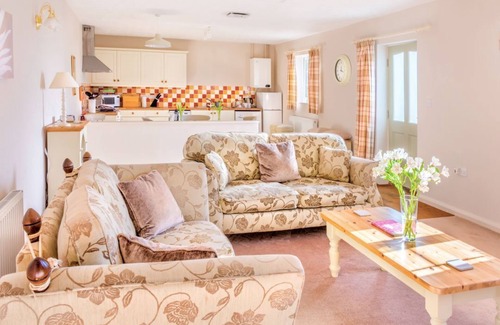 Irstead Cottage | Idyllic Cottage - Detached, Private Garden, Dog Friendly - 2 Ensuite Bedrooms.