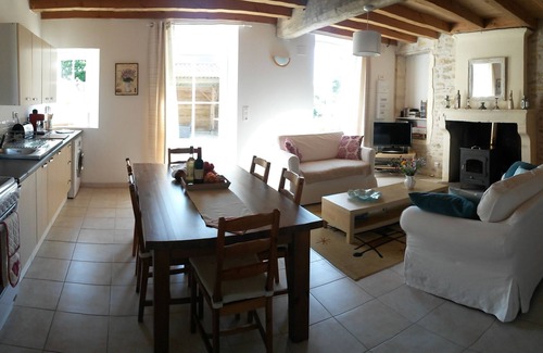 Lozay Cottage | Idyllic Country Cottage with Stunning Heated Swimming Pool