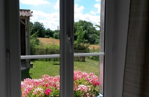 Lozay Cottage | Idyllic Country Cottage with Stunning Heated Swimming Pool