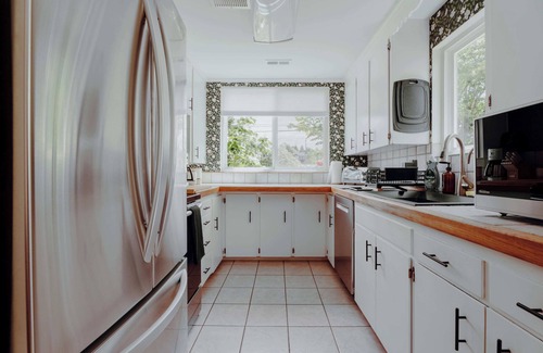 Riverview House | Idyllic Cozy Cottage w/Deck Overlooking Greenbelt - 20 Mins from Stadiums
