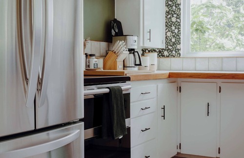 Riverview House | Idyllic Cozy Cottage w/Deck Overlooking Greenbelt - 20 Mins from Stadiums