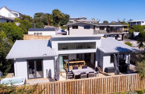 Taupo House | Idyllic Getaway - modern and stylish with private spa