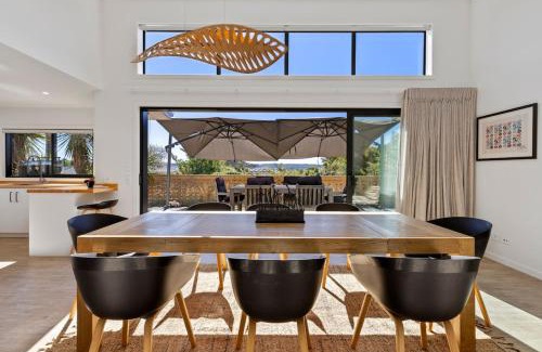 Taupo House | Idyllic Getaway - modern and stylish with private spa