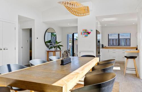 Taupo House | Idyllic Getaway - modern and stylish with private spa