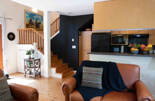Saanich West House | Idyllic Hideaway for Two .or one!