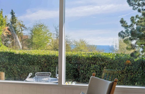 Gudhjem House | Idyllic holiday home near cliffs and beach