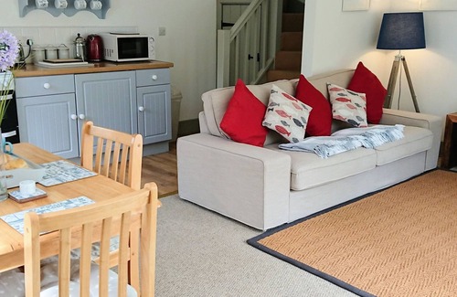 Cadgwith House | Idyllic location 2 acres by SW coast path! Short walk to beach, pub & cafe π