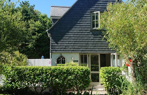 Cadgwith House | Idyllic location 2 acres by SW coast path! Short walk to beach, pub & cafe π