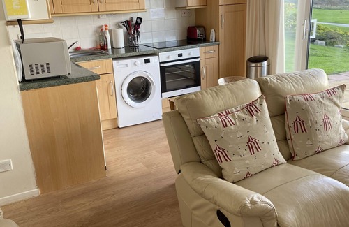 Freshwater House | Idyllic Seaside 2bed bungalownBeautiful views Free Wi-FinDiscount ferry crossing
