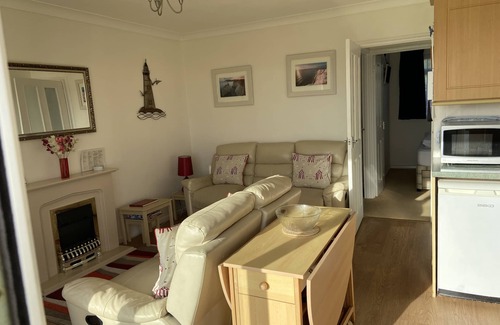 Freshwater House | Idyllic Seaside 2bed bungalownBeautiful views Free Wi-FinDiscount ferry crossing