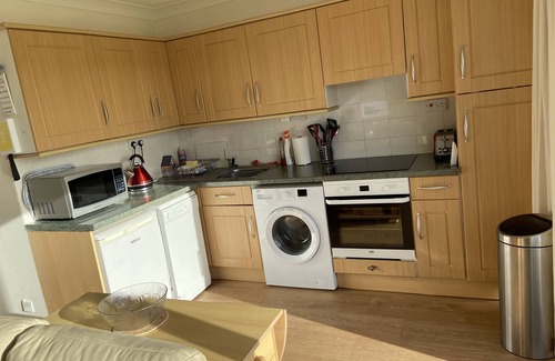 Freshwater House | Idyllic Seaside 2bed bungalownBeautiful views Free Wi-FinDiscount ferry crossing