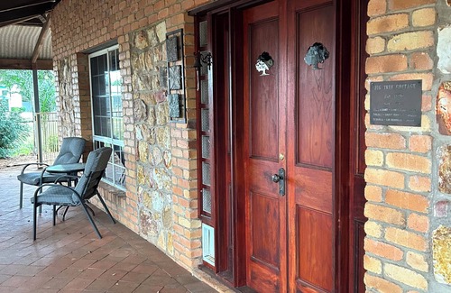 Childers Cottage | Idyllic stone cottage in the heart of Childers.