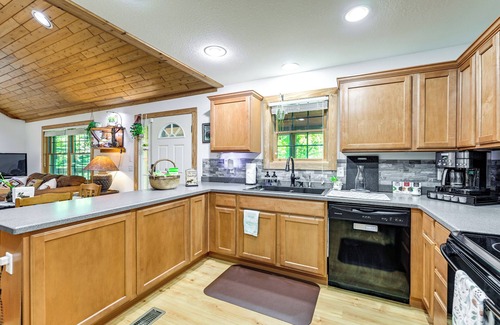 Sylva Cabin | Idyllic Sylva Cabin w/Great Smoky Mountains View!