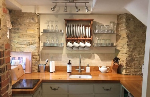 Fairford Cottage | Idyllic Wishbone Cottage in gorgeous river village Fairford, Cotswolds