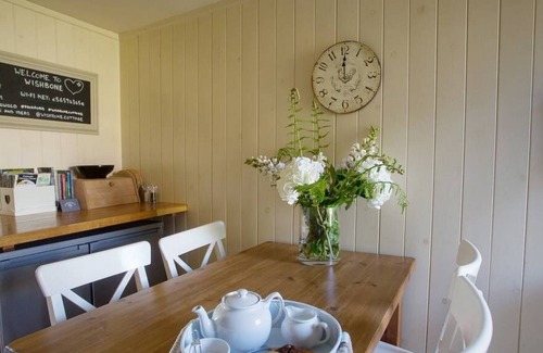 Fairford Cottage | Idyllic Wishbone Cottage in gorgeous river village Fairford, Cotswolds