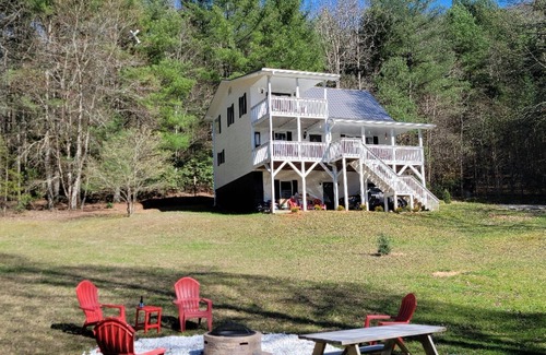 Murphy Cabin | If you want to get away from a busy life this mountain cabin is the place!