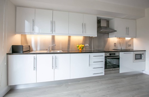 North Wall Apartment | IFSC Spacious/Quiet/Central 2 bedroom apt - 15 mins to centre - sleeps 6