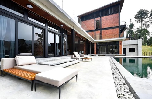 Janda Baik Villa | Ikan RESIDENCE Hidden gem of a villa overlooking the forest