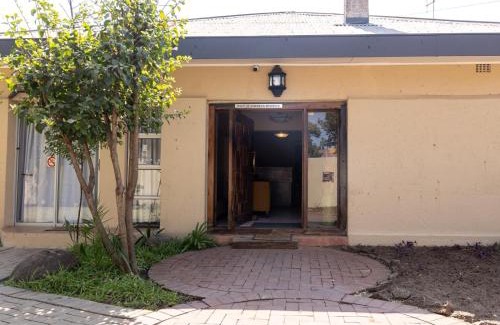 Mahikeng House | Ikhutse Manor Guesthouse