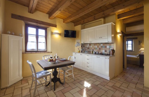 Bettolelle Apartment | Il Ciliegio, app in a typical villa with swimming pool 7km from the sea, Senigallia, Marche