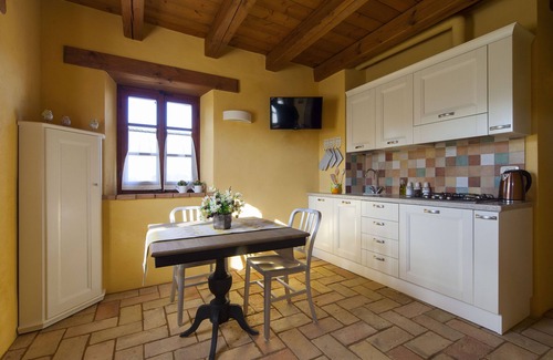 Bettolelle Apartment | Il Ciliegio, app in a typical villa with swimming pool 7km from the sea, Senigallia, Marche