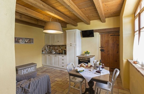 Bettolelle Apartment | Il Girasole, app in a typical villa with swimming pool 7 km from the sea, Senigallia, Marche