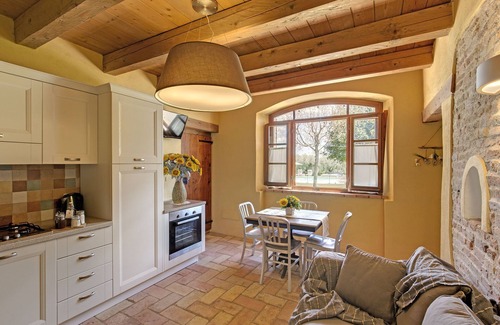 Bettolelle Apartment | Il Girasole, app in a typical villa with swimming pool 7 km from the sea, Senigallia, Marche