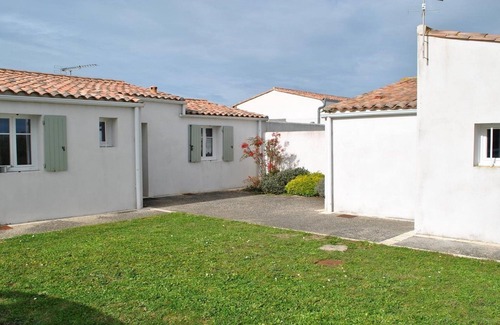 Loix House | Ile de Ré: 1 house and 2 outbuildings in Loix - sleeps 10