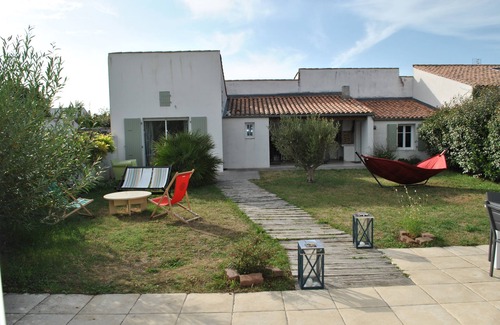Loix House | Ile de Ré: 1 house and 2 outbuildings in Loix - sleeps 10