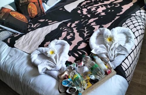 Graulhet House | Ile des Plaisirs, Chambres d'Hôtes Naturistes avec Petit-Déjeuner Tropical Inclus