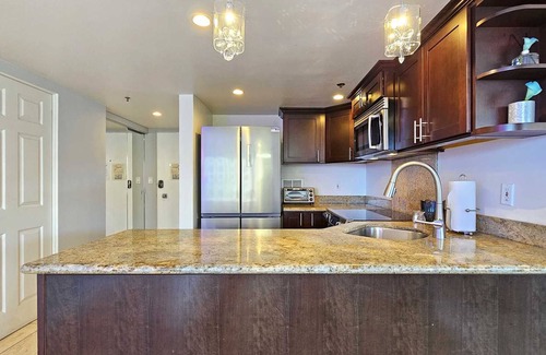Waikiki Condo | Ilikai 426 2 Bedroom Ocean/Pool Views - 1 K, 2 Full and 2 Q Sofa Beds