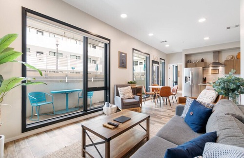 Edgehill Condo | Illume - New Modern downtown Views with a Pool