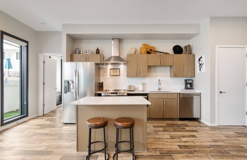 Edgehill Condo | Illume - New Modern downtown Views with a Pool
