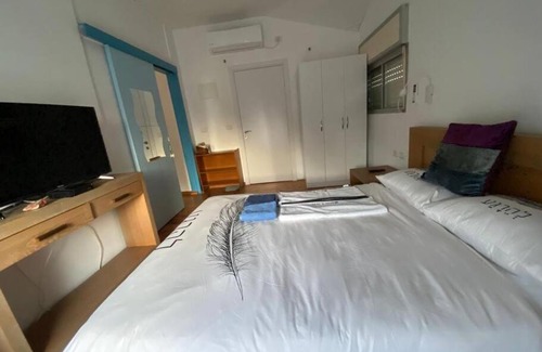 Herzliya Apartment | Illuminated village house, 3 floors, 3 bedrooms