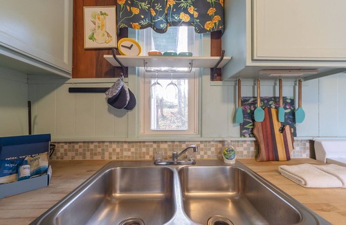 Saugatuck House | Illustrator Cottage - Goshorn Lake access - community pool - lots of outdoor activities!