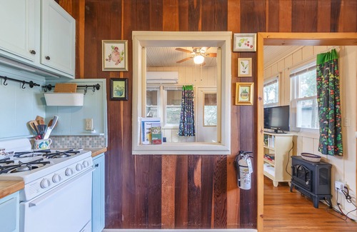Saugatuck House | Illustrator Cottage - Goshorn Lake access - community pool - lots of outdoor activities!