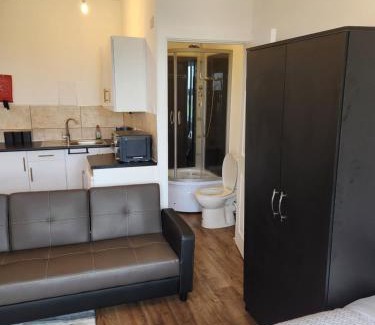 Stone Apartment | Immaculate 1-Bedroom in Greenhithe