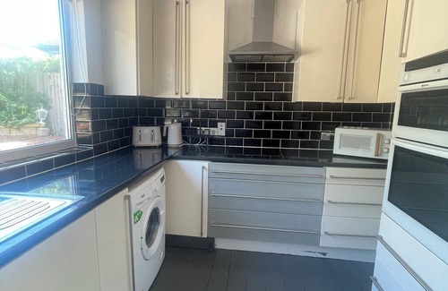 Cuffley House | Immaculate 2-bed House in Potters Bar