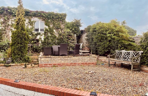 Cuffley House | Immaculate 2-bed House in Potters Bar