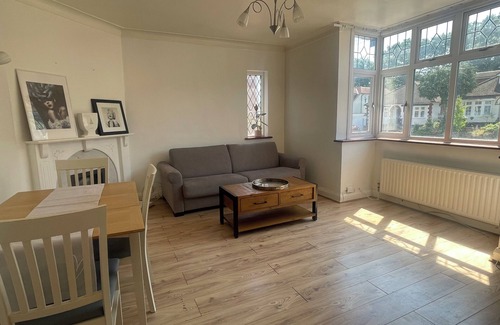 Cuffley House | Immaculate 2-bed House in Potters Bar