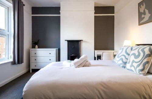 Northampton Apartment | Immaculate 4-bed Home in Northampton by Renzo, Perfect for Contractors, Sleeps 7!