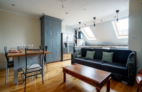 Streatham House | Immaculate 4-Bed House in London