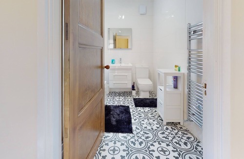Pettits House | Immaculate 4-Bed House in Romford