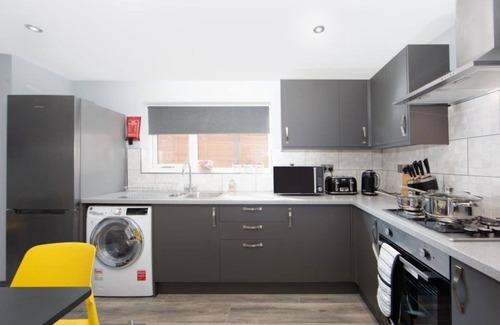 Ashford House | Immaculate 5-Bed House in the city centre Ashford