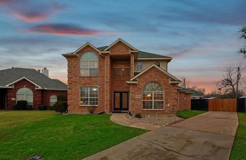 Irving House | Immaculate 5BR 2,5BA Holiday Home with Pool