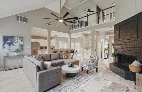 Irving House | Immaculate 5BR 2,5BA Holiday Home with Pool
