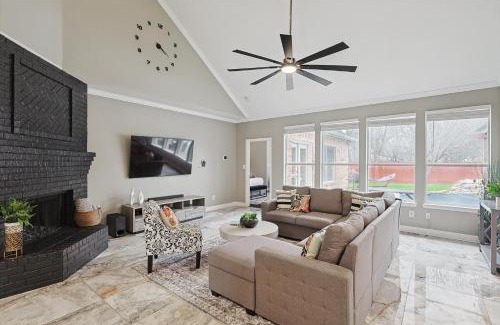 Irving House | Immaculate 5BR 2,5BA Holiday Home with Pool